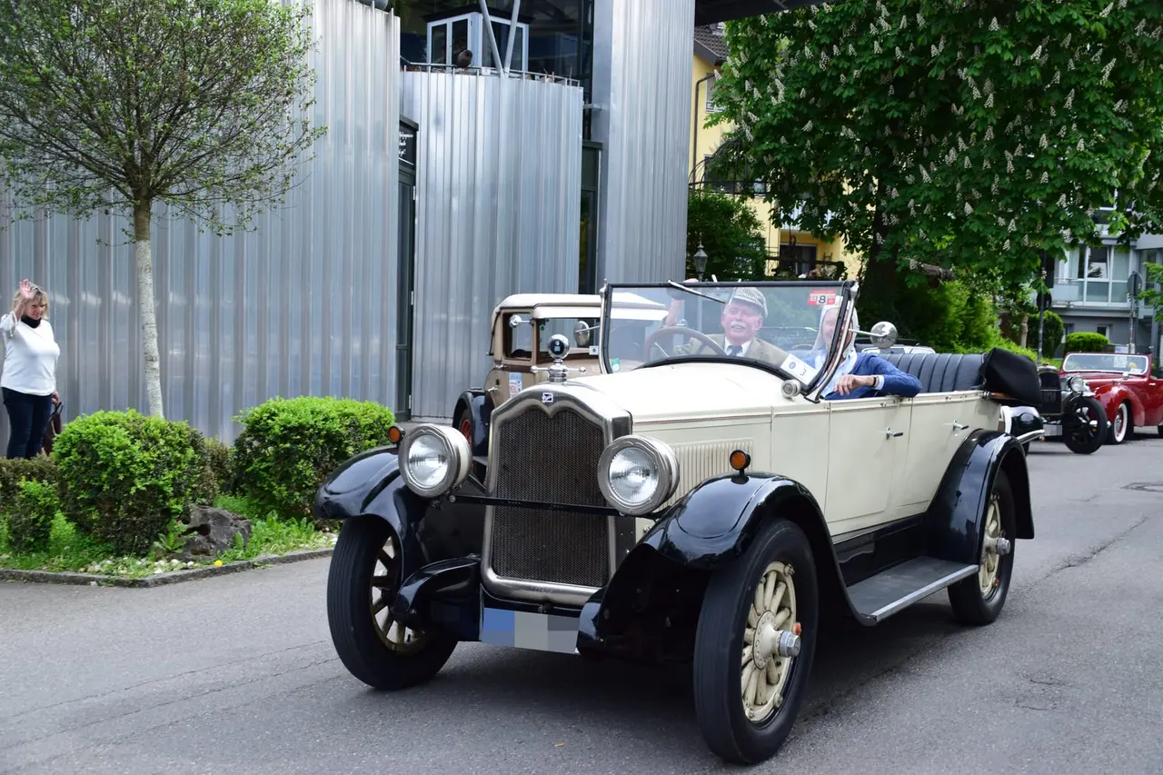 Cremefarbener Vorkriegs-Tourenwagen mit Speichenrädern
