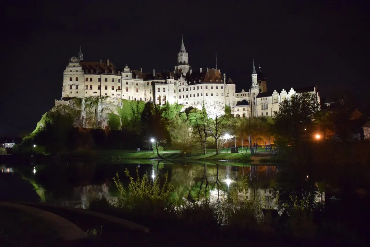 Schloss Sigmaringen bei Nacht, gespiegelt in der Donau