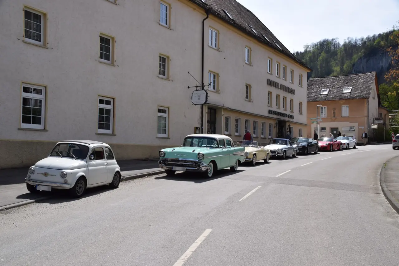 Oldtimer parken am Straßenrand in Sigmaringen