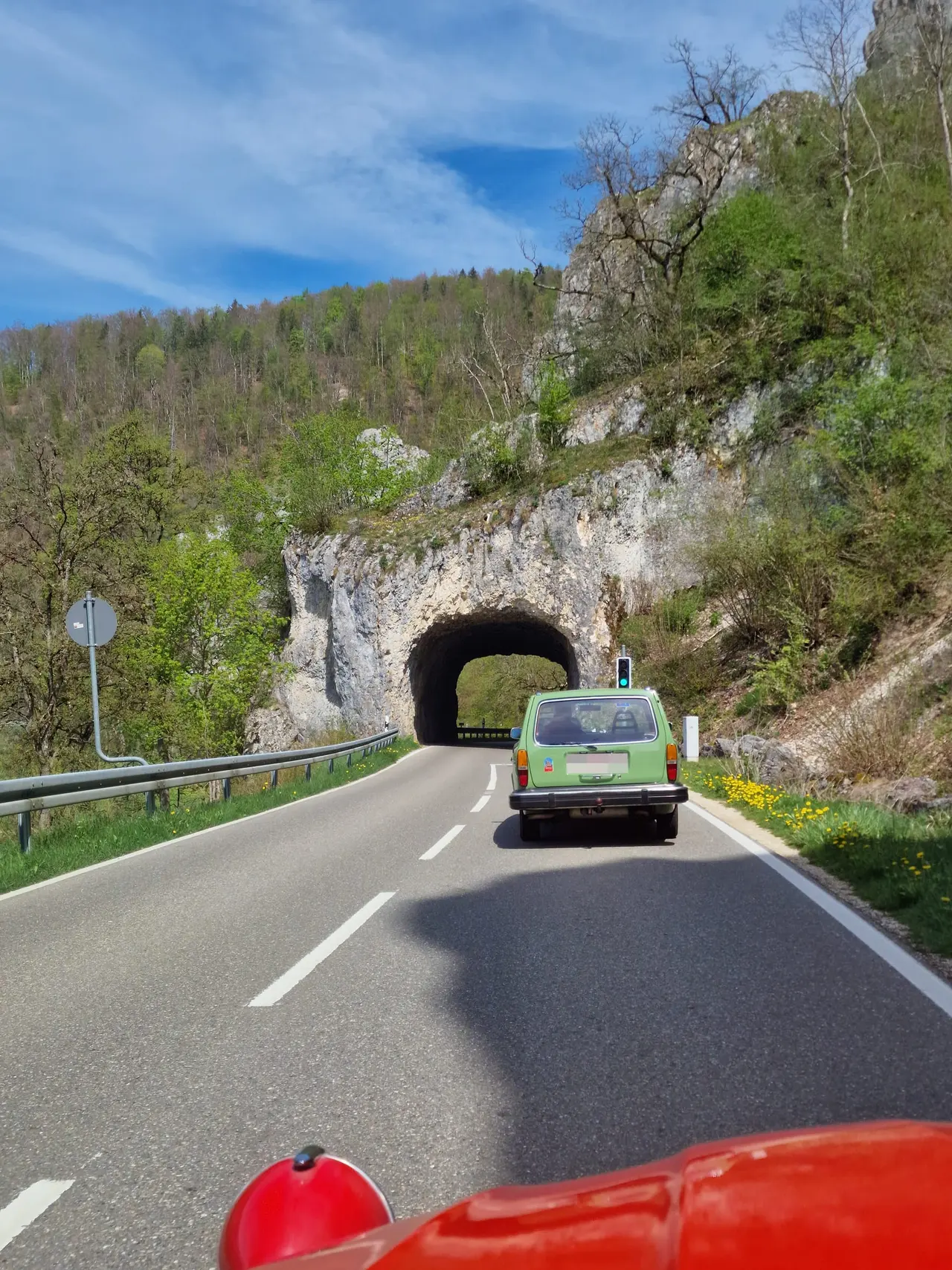 Blick aus dem Oldtimer auf die Straße im Donautal
