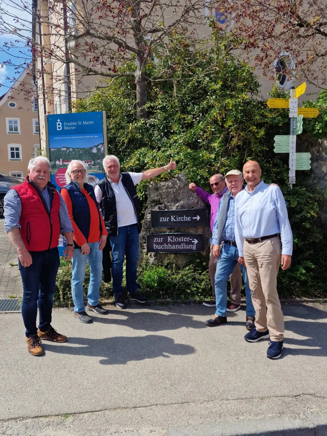 Gruppe der Landesgruppe auf dem Gehweg