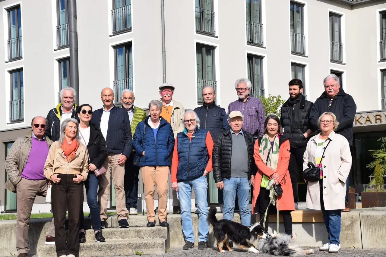 Gruppenfoto vor dem Hotel am Morgen