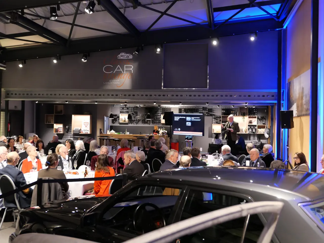 Neujahrsempfang mit Oldtimer im Vordergrund