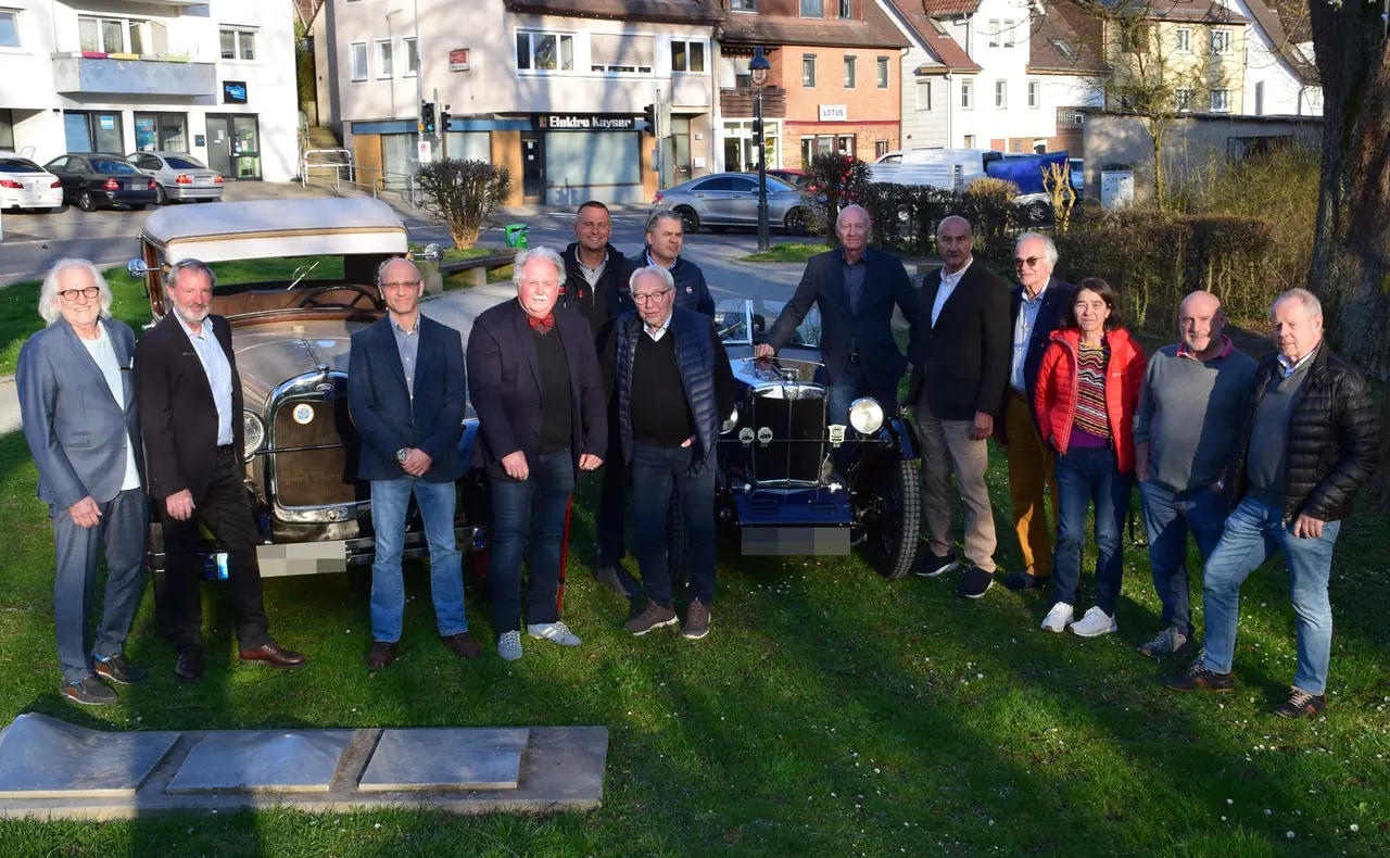Präsidium und Beirat der Landesgruppe auf einer Wiese vor einem Vorkriegswagen