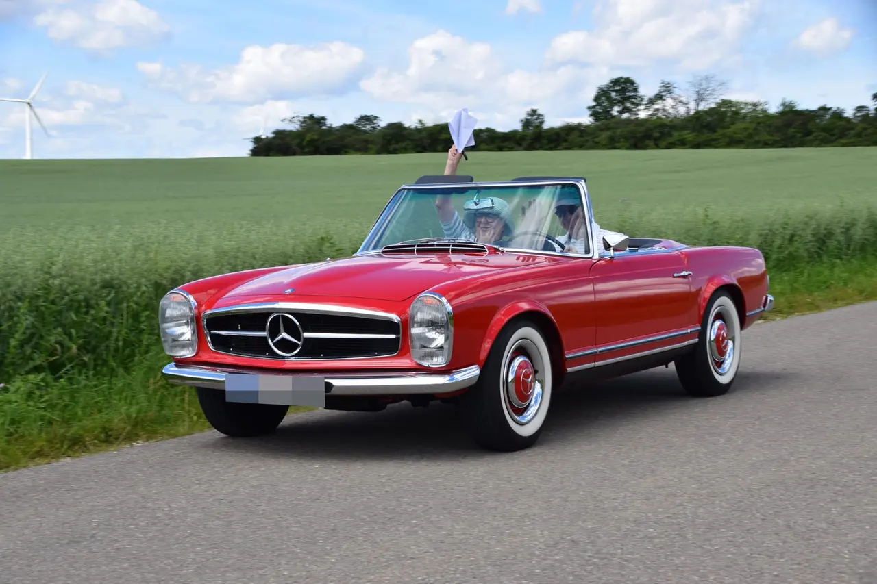 Roter Mercedes-Benz SL Pagode auf der Landstraße