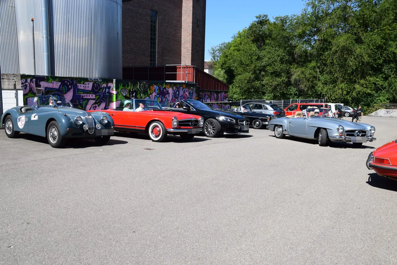 Oldtimer vor einer Graffiti-Wand am Treffpunkt