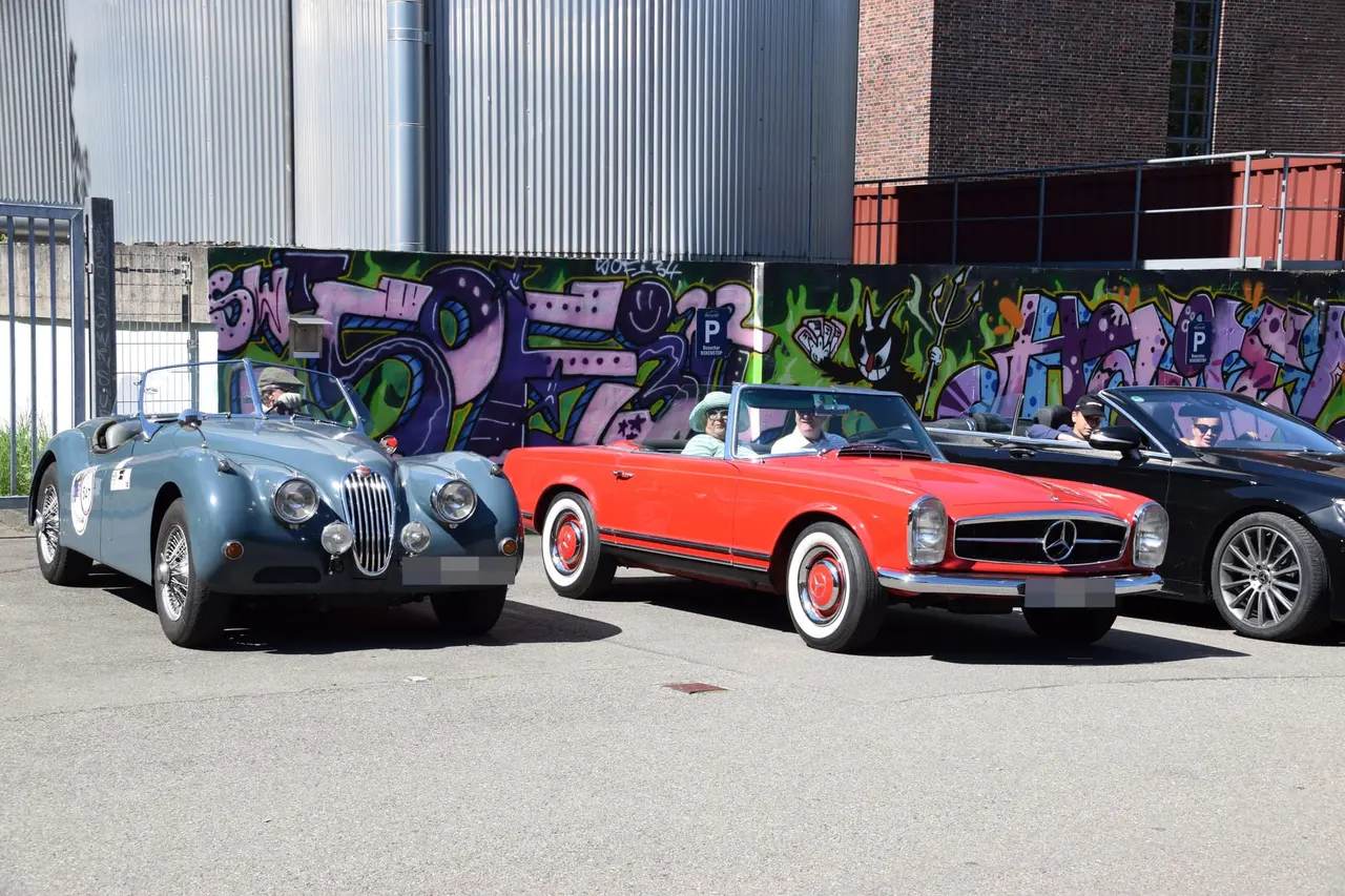 Jaguar XK und Mercedes SL nebeneinander