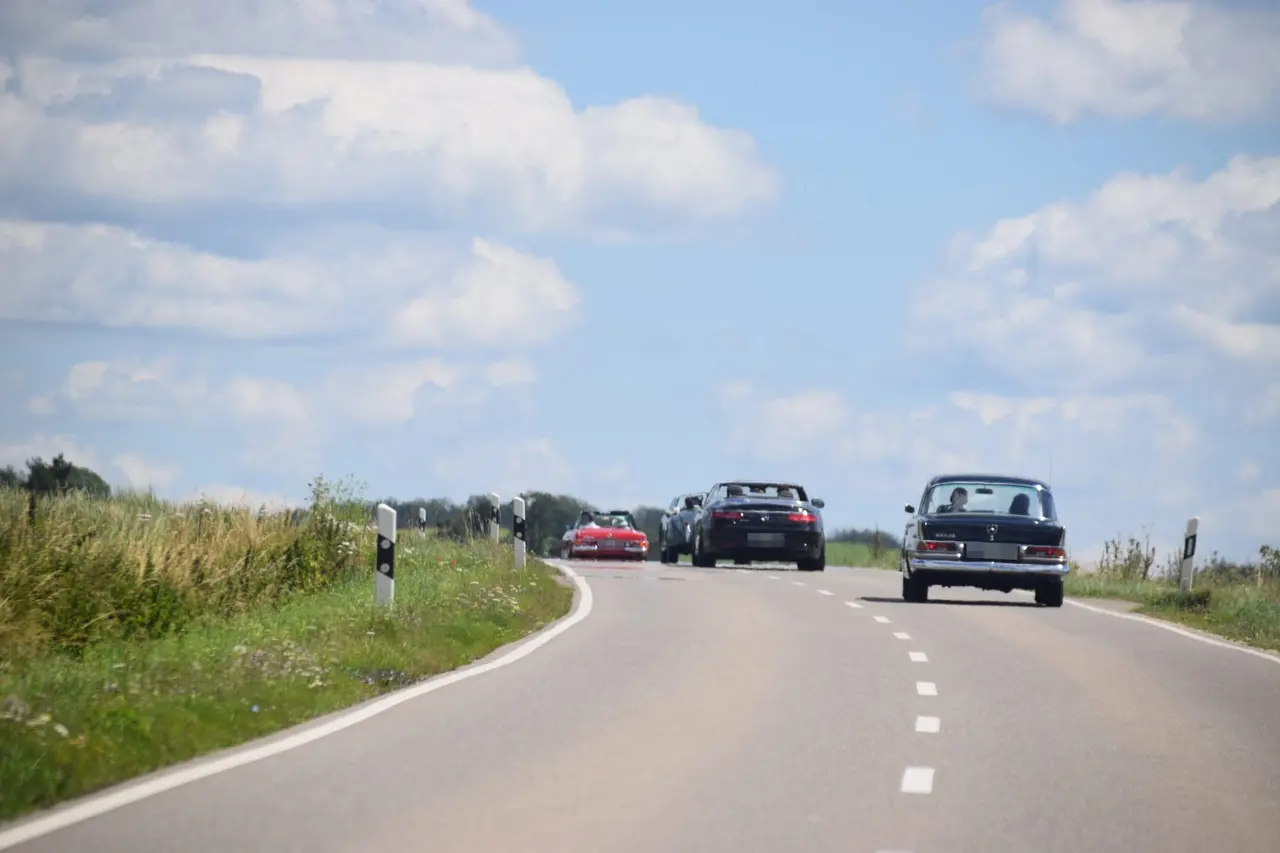 Oldtimer auf gerader Landstraße