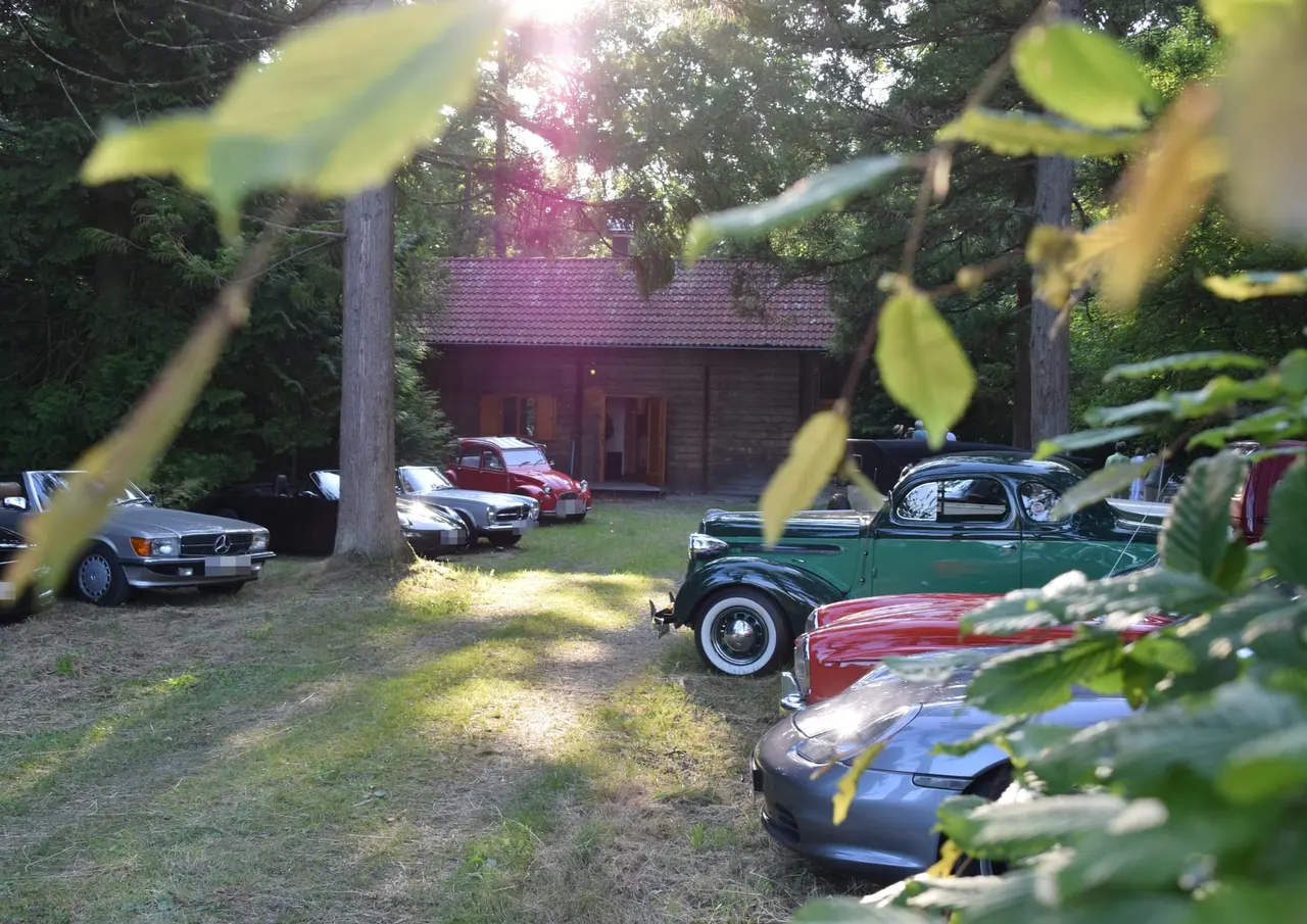 Oldtimer parken im Wald an der Hägnach Hütte