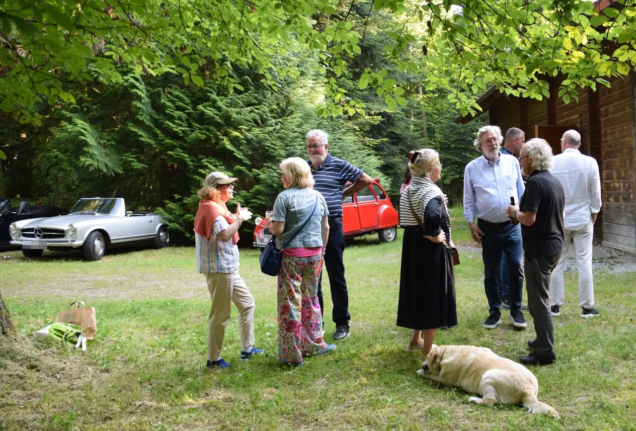 Mitglieder im Gespräch im Garten der Hütte