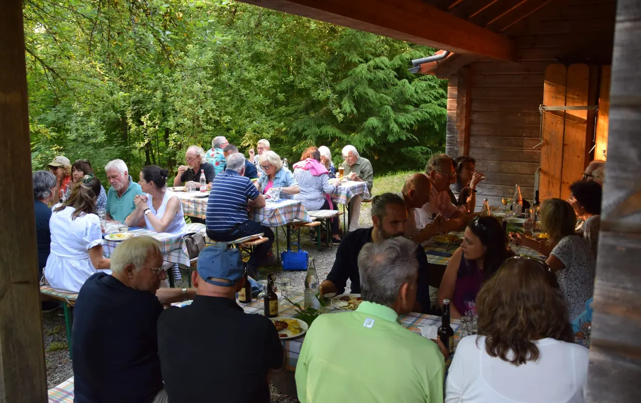 Gemeinsames Essen an langen Tischen