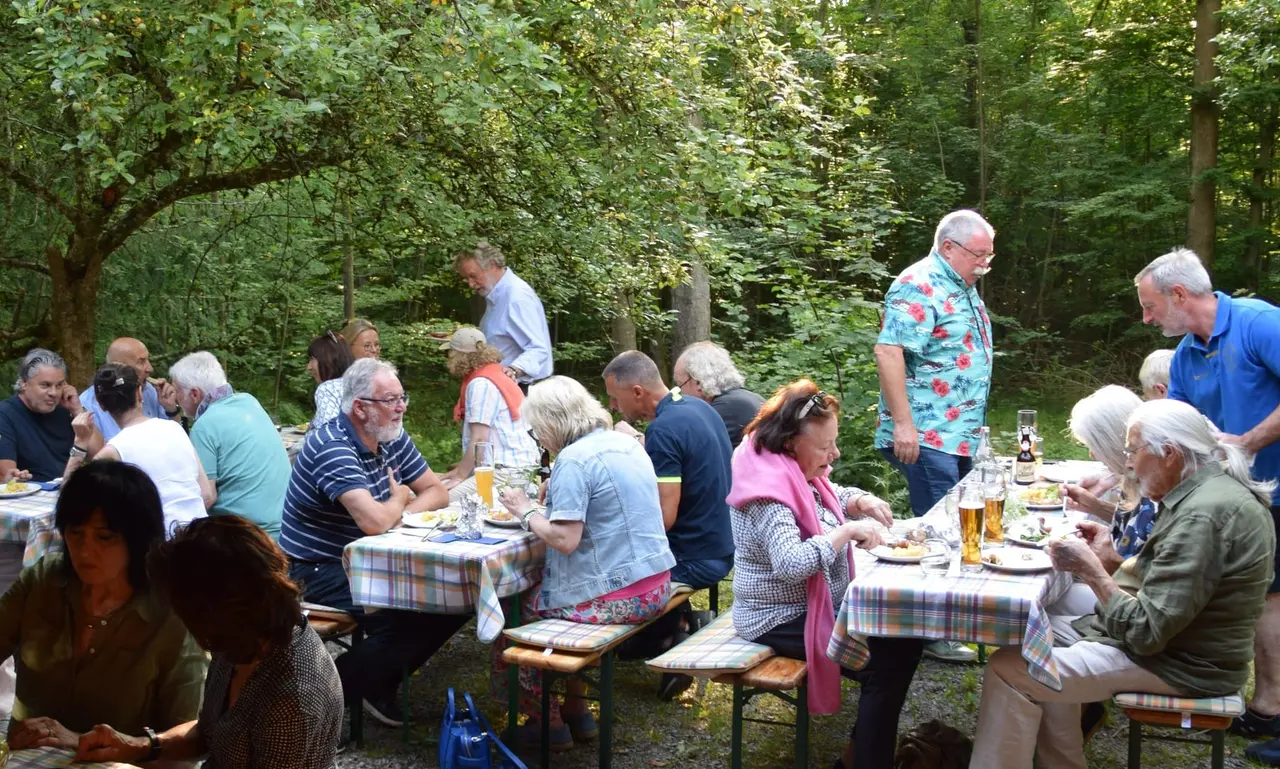 Mitglieder an der Tafel im Freien