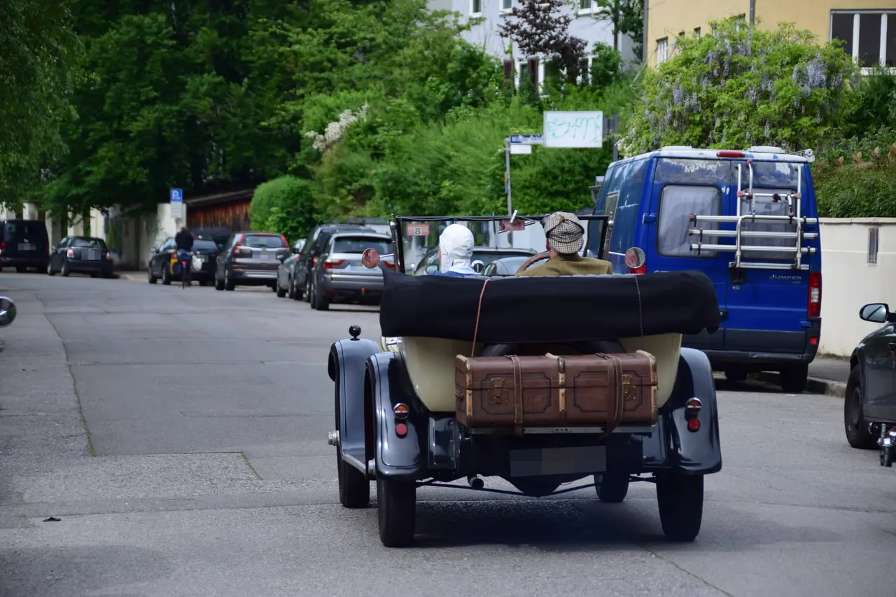 Tourenwagen mit Reisekoffer fährt davon
