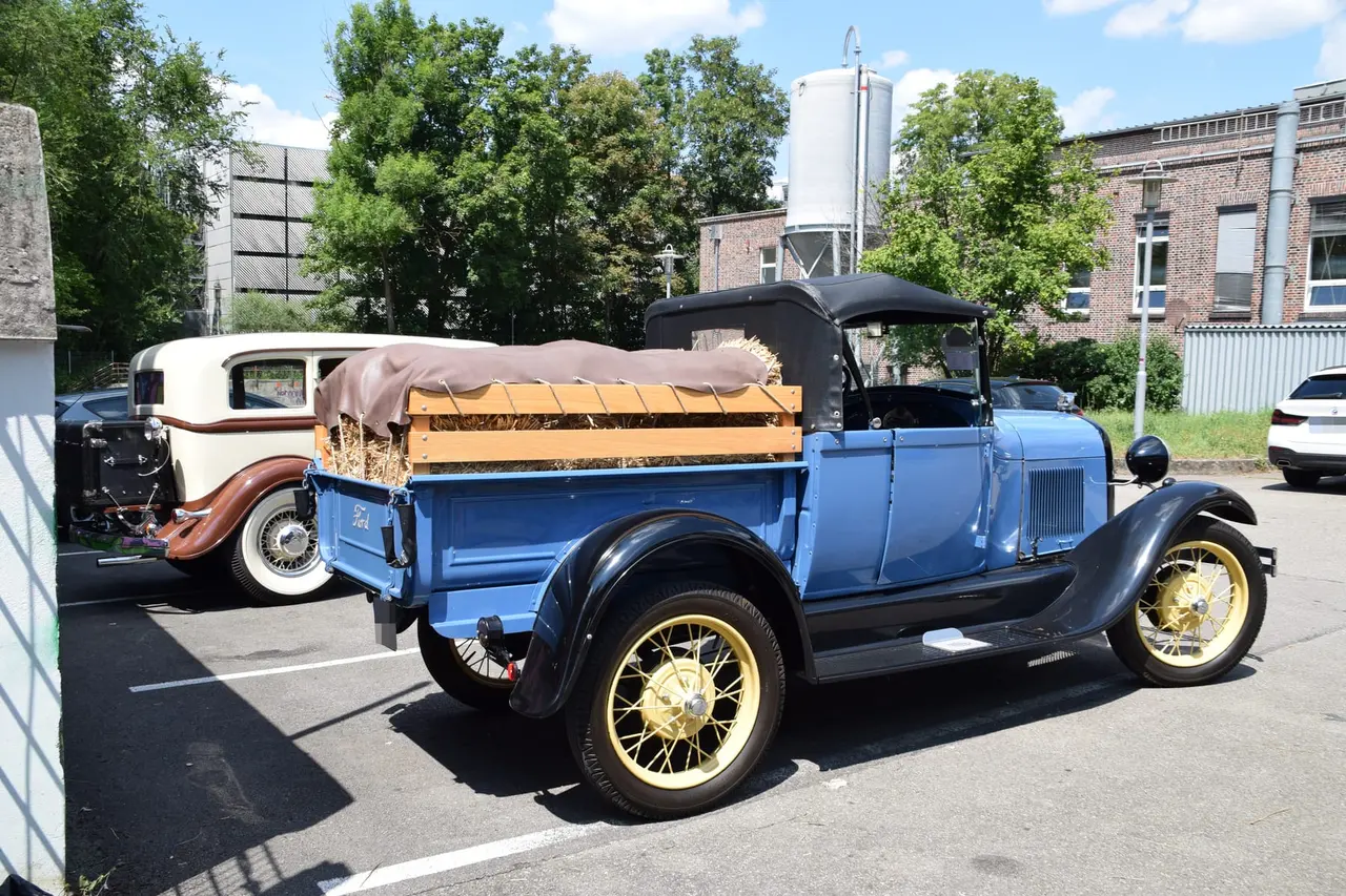 Blauer Pickup mit gelben Speichenrädern